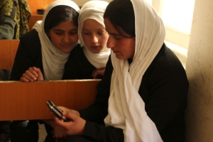 Afghani_girl_mobile